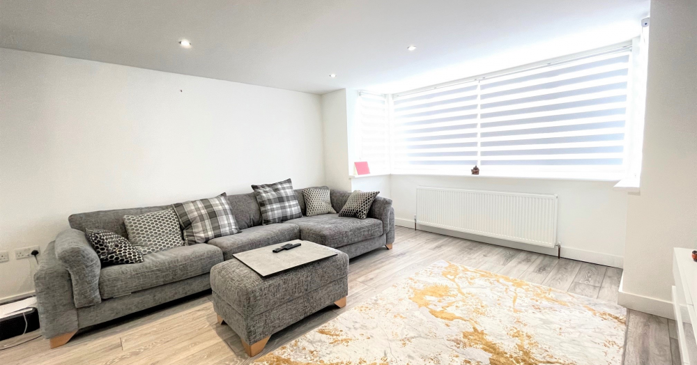 TO LET: Refurbished three bedroom split level maisonette in Chingford, E4 > Includes gated parking!