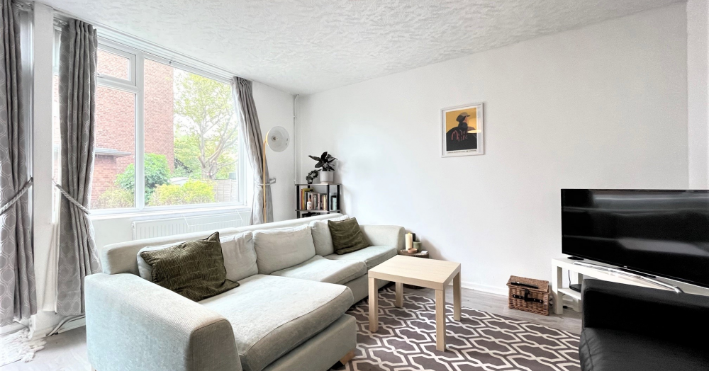TO LET: Three bedroom split level maisonette with private garden! 2 minute walk to Columbia Road! TO LET: Three bedroom split level maisonette with private garden! 2 minute walk to Columbia Road!