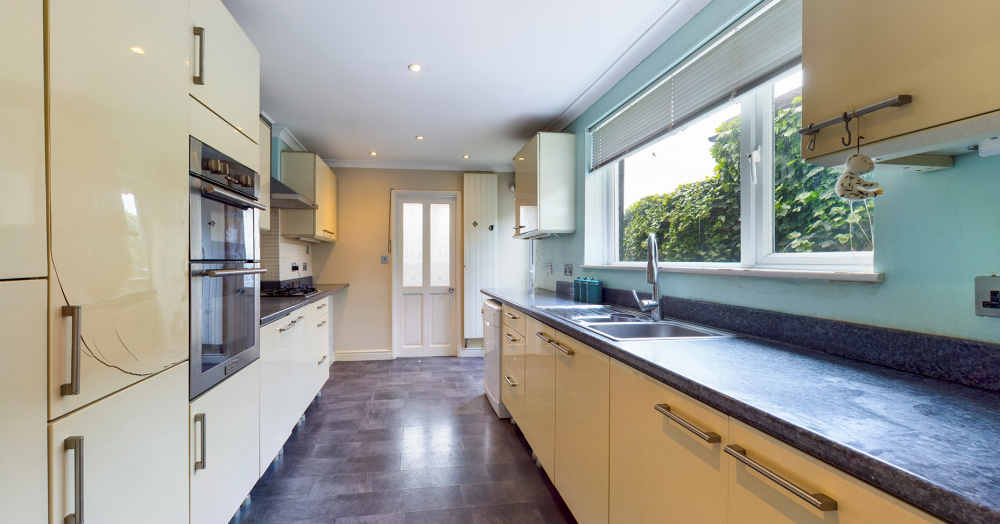 FOR SALE: Three DOUBLE bedroom home in Chingford > Offered chain free! OIEO £390,000 FOR SALE: Three DOUBLE bedroom home in Chingford > Offered chain free! OIEO £390,000