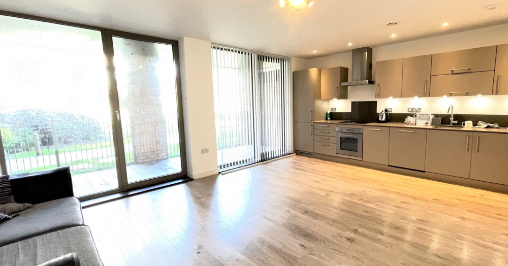 TO LET: Modern two bed, two bath apartment with private terrace! 10 min walk to London Fields
