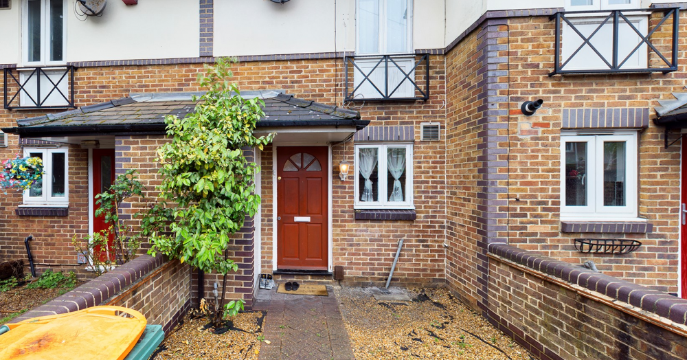 FOR SALE: Two DOUBLE bedroom house in Stratford. Just a 5 minute walk to West Ham station!