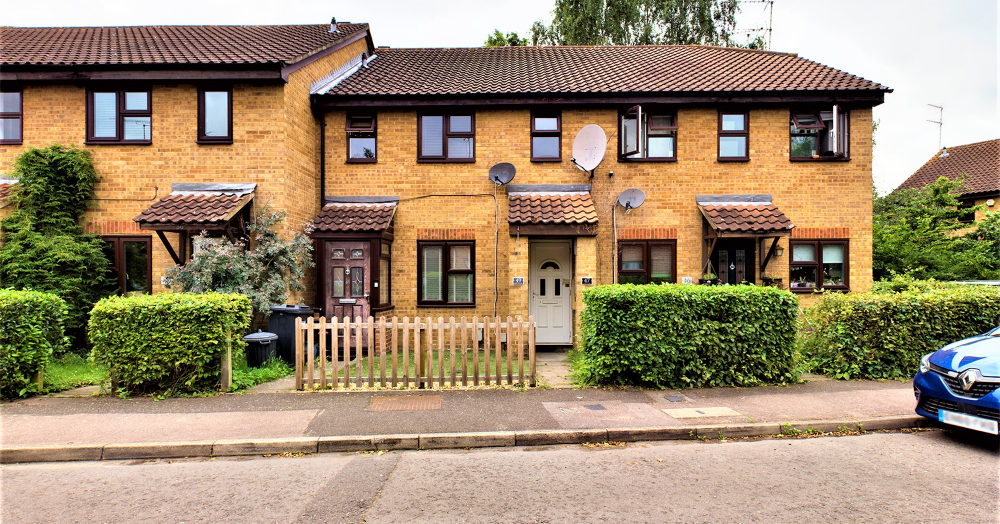 FOR SALE: Two bedroom apartment in Snaresbrook, E11 > Allocated parking > £380,000