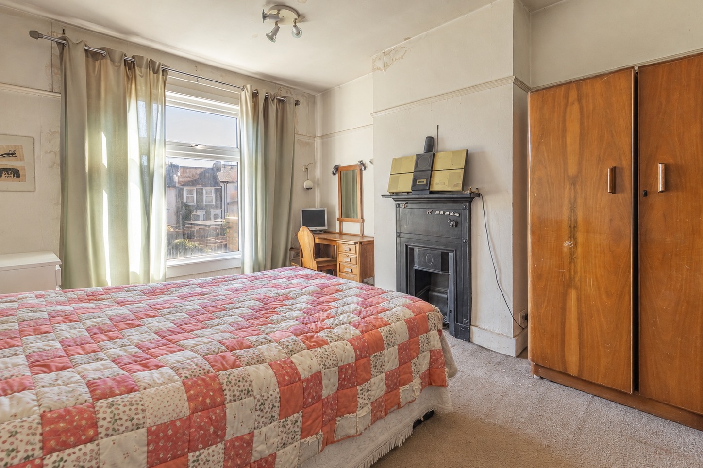 Forest Drive East, E11