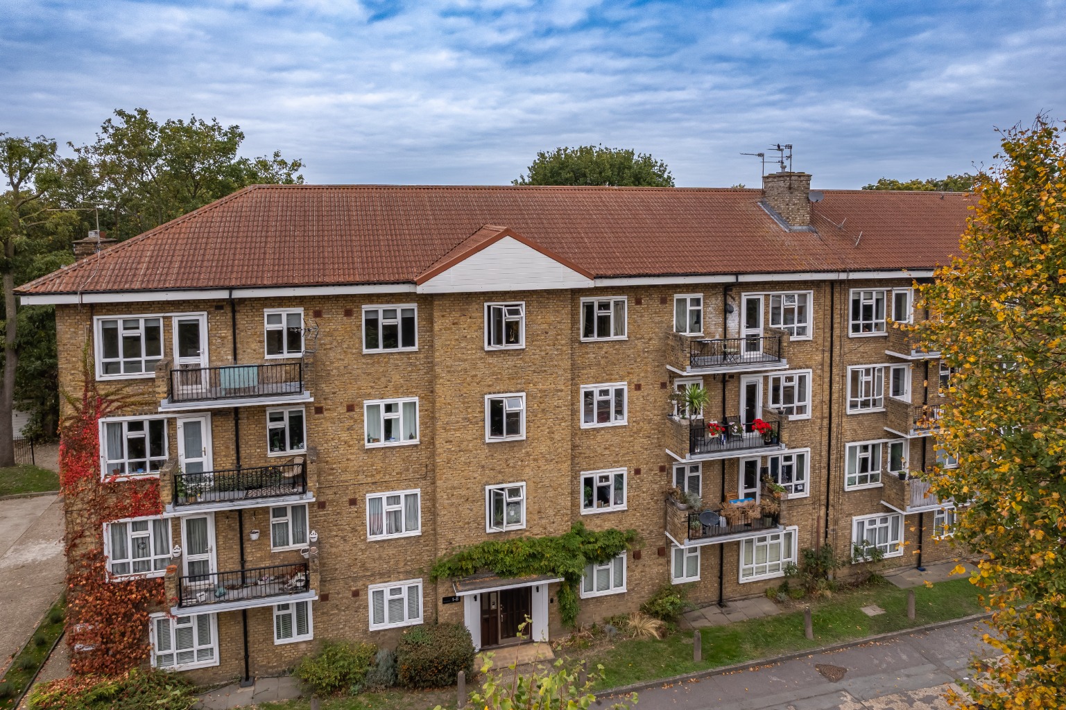 Spacious Three-Bedroom Apartment with Balcony, Parking, and Share of Freehold in Wanstead