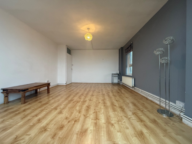 City Skyline Views: Two-Bedroom Apartment with Balcony in Limehouse, E14.