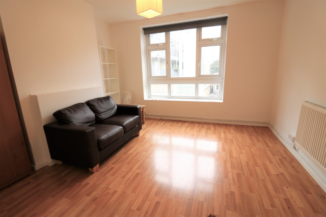 Bright 2-Bed Flat with Balcony, Minutes from Clapton Station & Canal