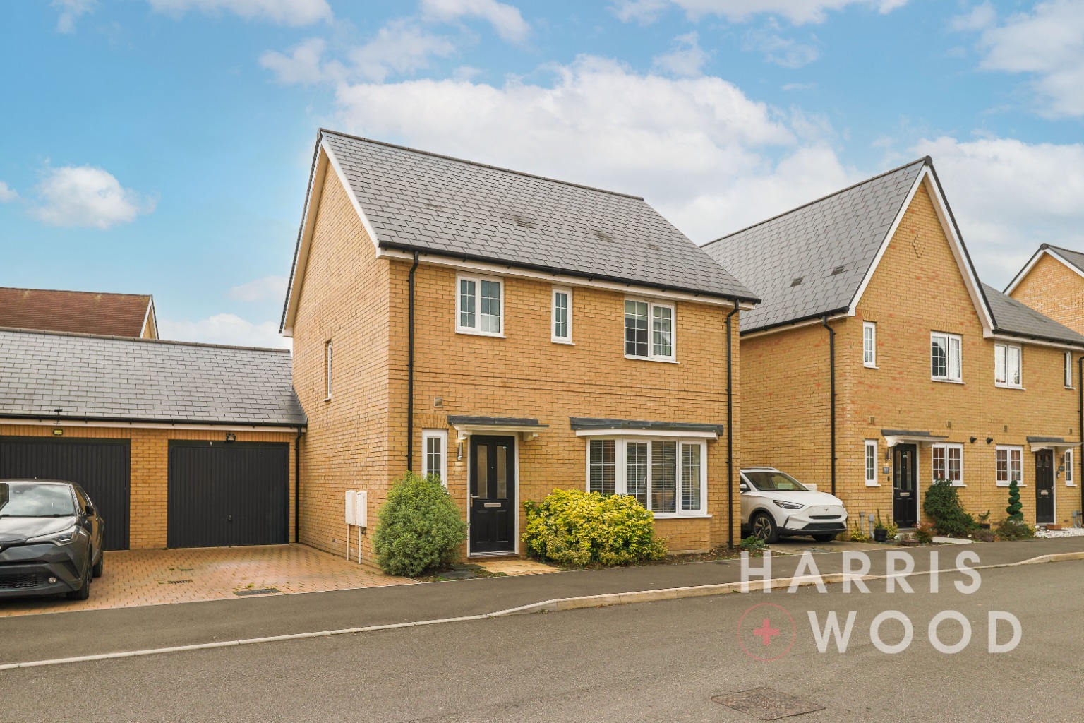 ** GUIDE PRICE £400,000 - £425,000 ** Charming Three-Bedroom Detached Home in Flemming Way.