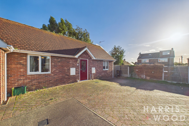 GUIDE PRICE £240,000 - £250,000Immaculate One Bedroom Bungalow in Private Little Clacton Development