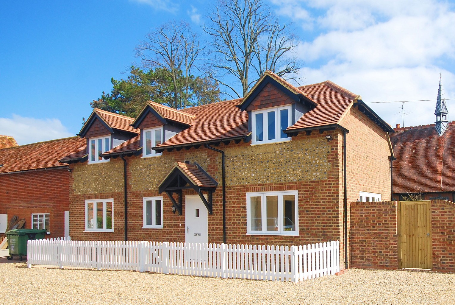 Modern Detached Cottage with Two Bedrooms and a Study in a Quiet Central Location