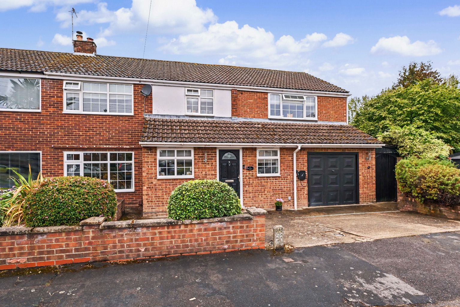 Substantial Five-Bedroom Family Home with Private Gardens Substantial Five-Bedroom Family Home with Private Gardens