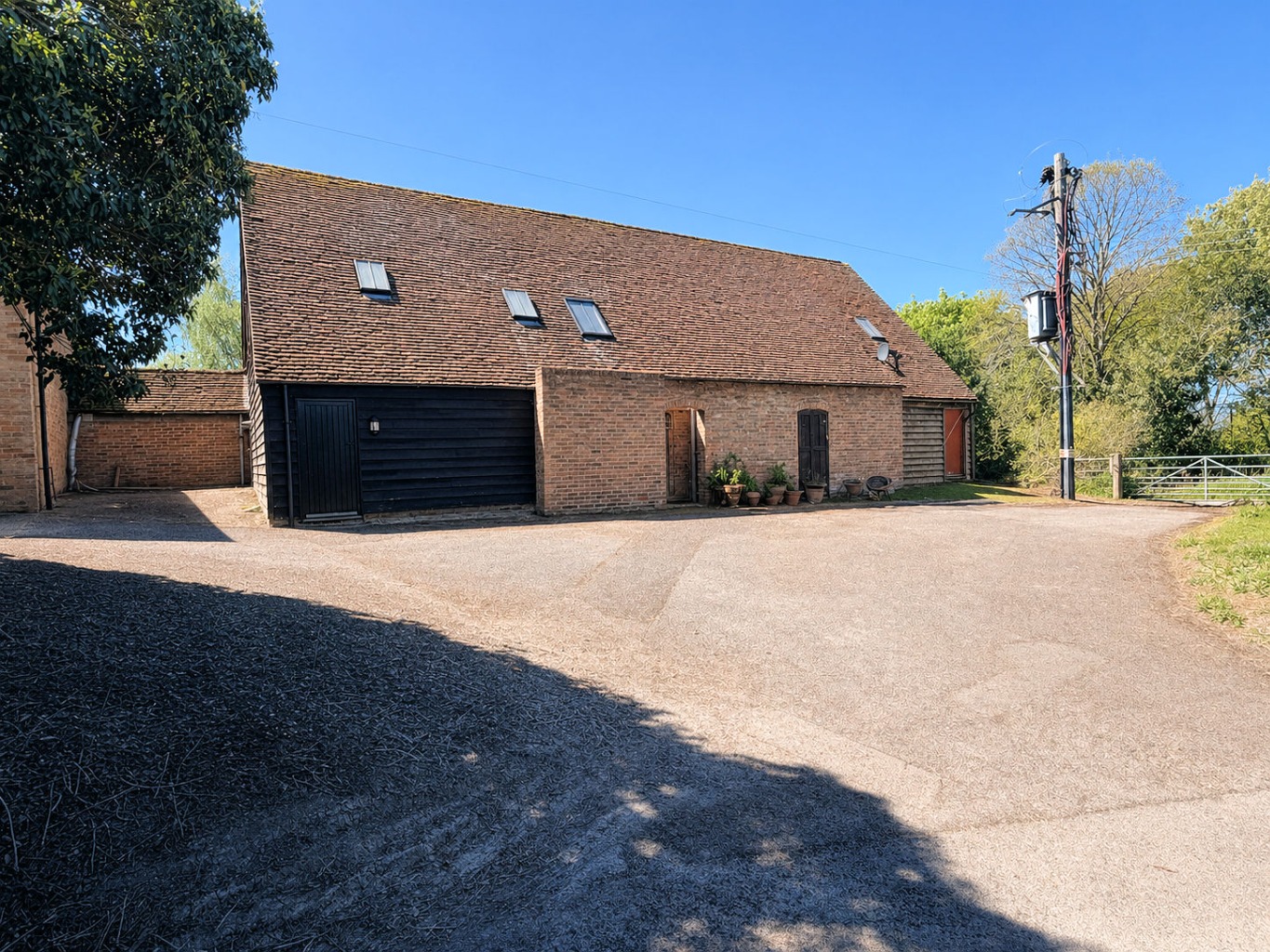 Elegant Countryside Apartment  - Gated Setting  - Excellent Rail Links