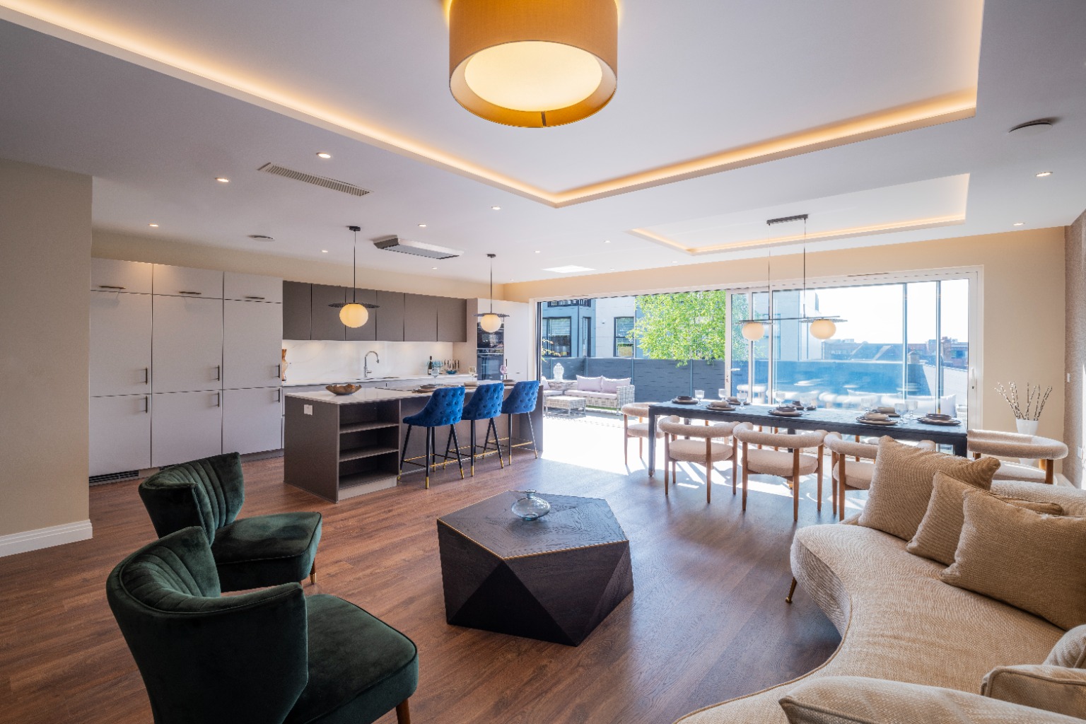 Luxurious Three-Bedroom Apartment with Garden and Air Conditioning in Hampstead Luxurious Three-Bedroom Apartment with Garden and Air Conditioning in Hampstead
