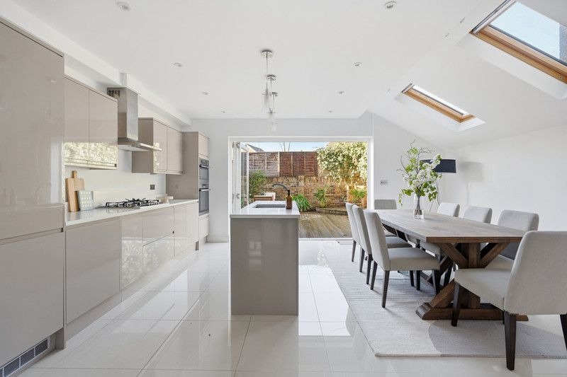 Exquisite 4-Bed Shepherds Bush Home: High-Spec Refurbishment