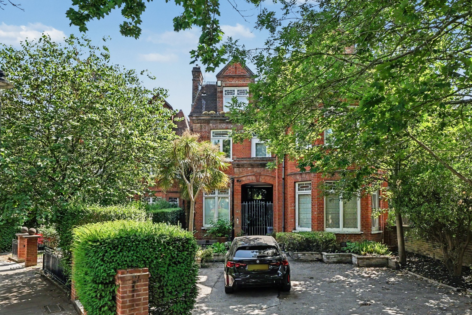 Garden Flat with Period Proportions in South Hampstead Garden Flat with Period Proportions in South Hampstead