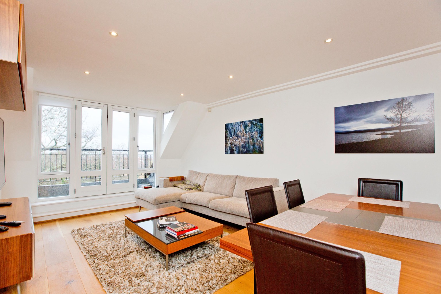 Bright Two-Bedroom Apartment in Desirable Westfield, Hampstead