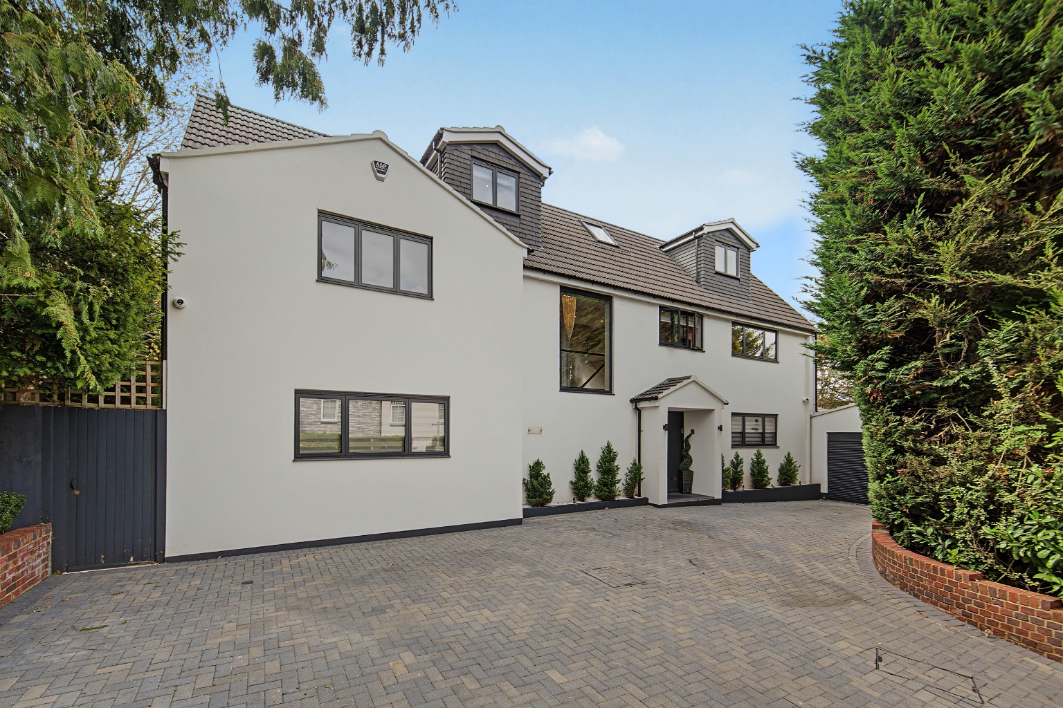 Superbly Appointed 3,500 sq. ft. Detached Home in Radlett