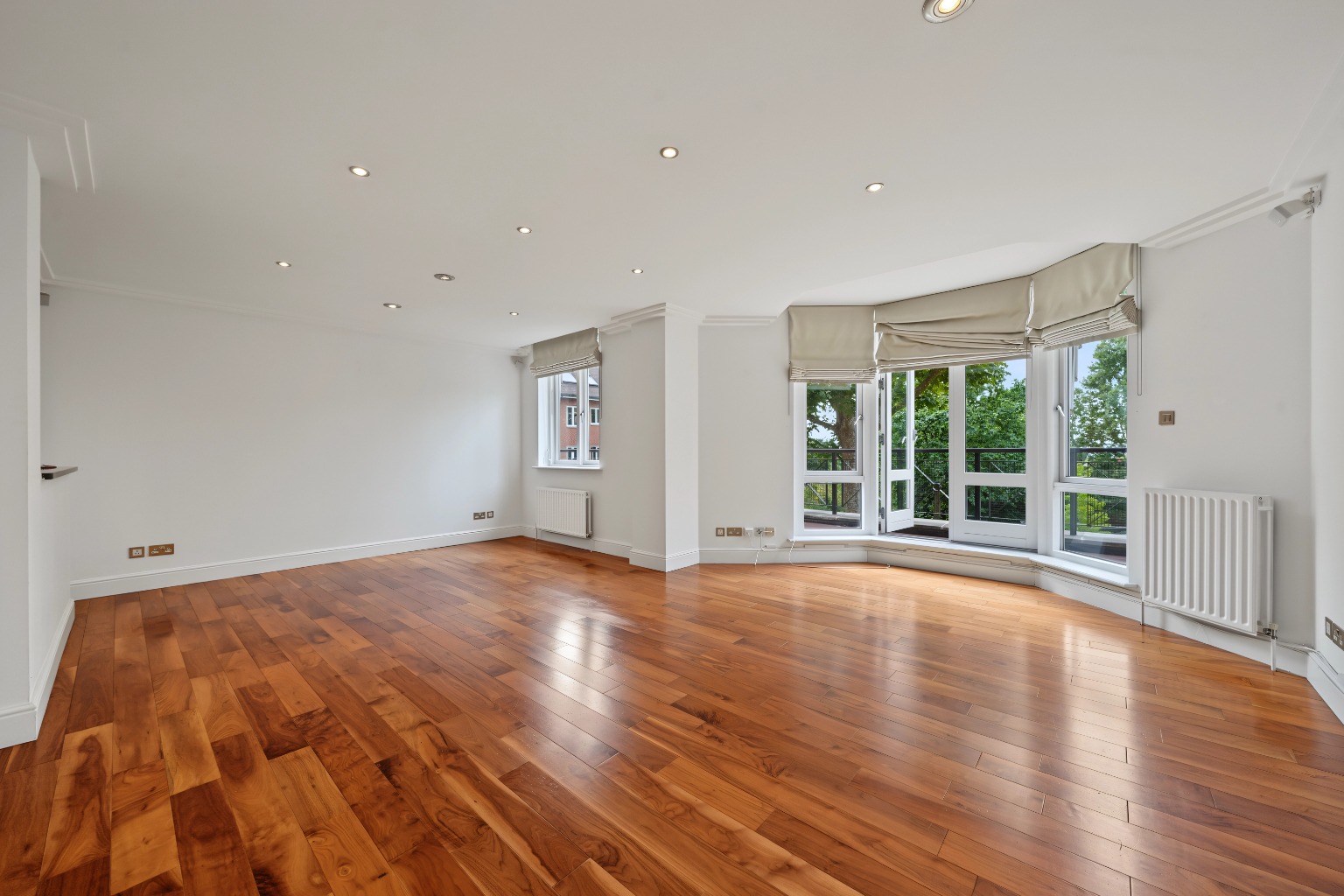 Luxury 3-Bed Apartment in Hampstead with Terrace & Amenities