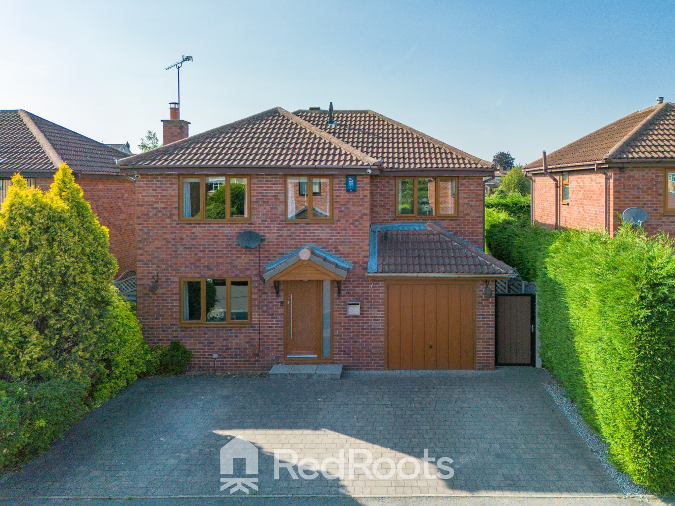 Extended and Modern 4 Bed Detached Home in the quiet cul-de-sac location of Moorhouse View