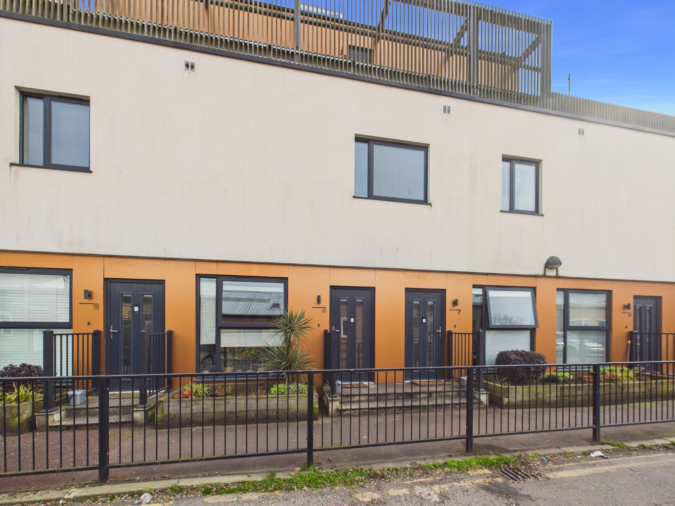 Luna Apartments, Field End Road