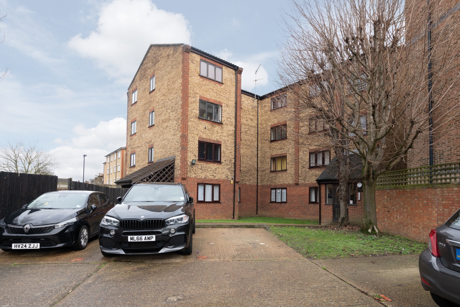 Spacious one bedroom ground floor flat for sale in Leytonstone, chain free