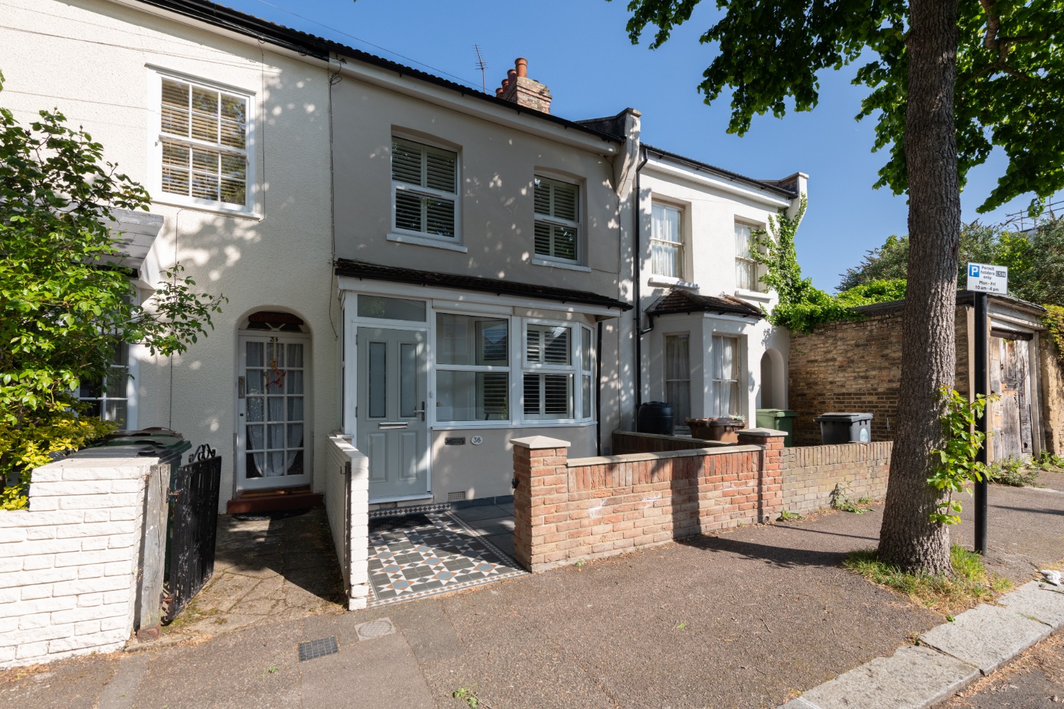 Stunning and spacious three bedroom house for sale in Upper Leytonstone with a large garden.