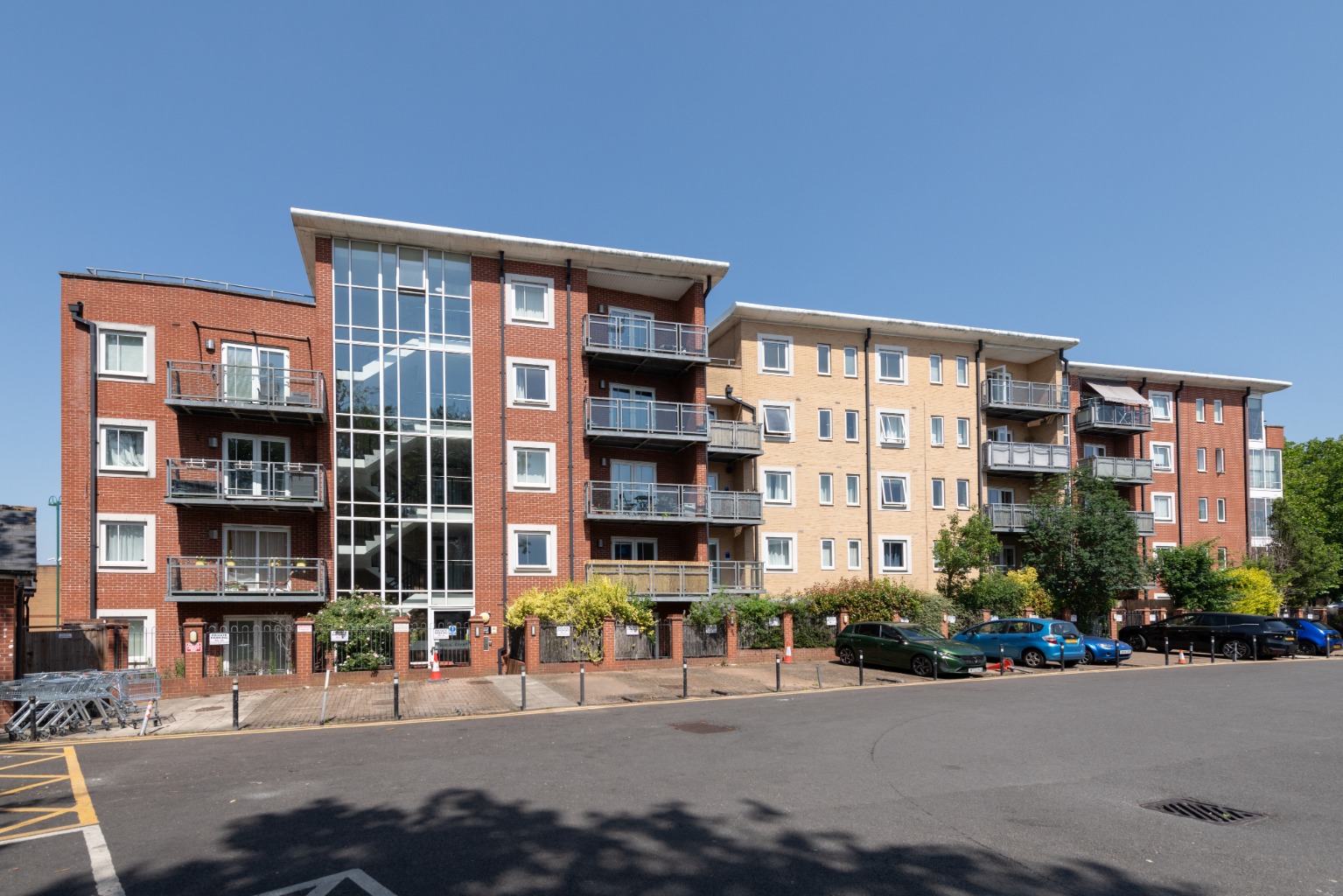 One bedroom flat for sale in Leytonstone – spacious with bright reception and balcony