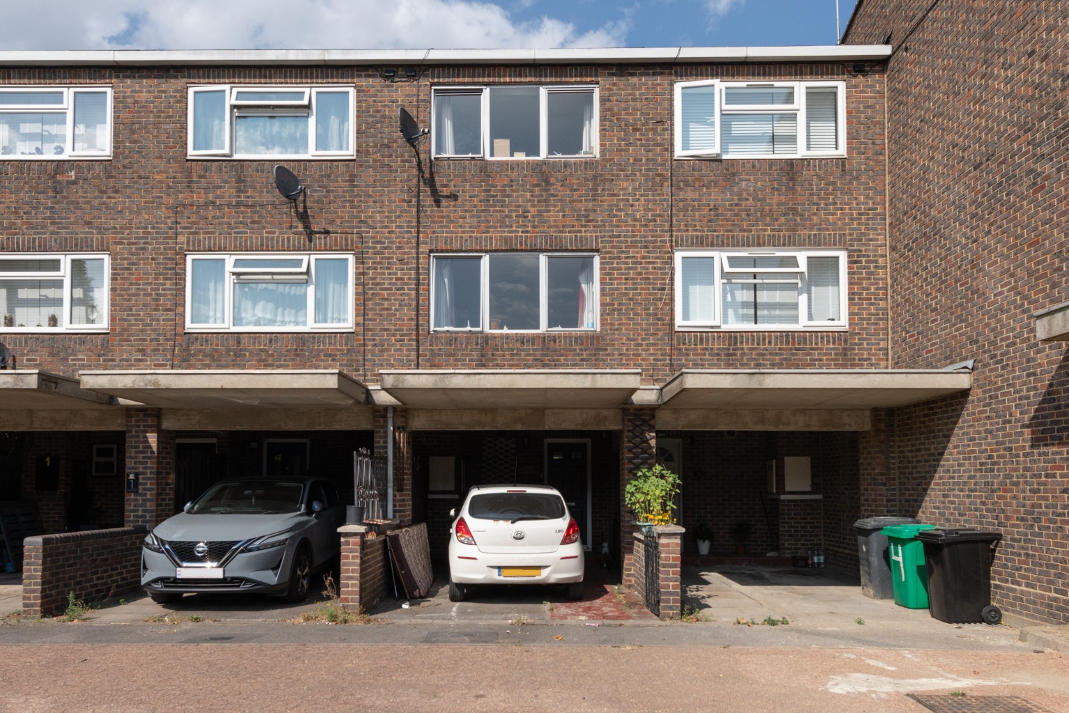 Spacious three bedroom townhouse for sale in Leytonstone, offered chain-free.