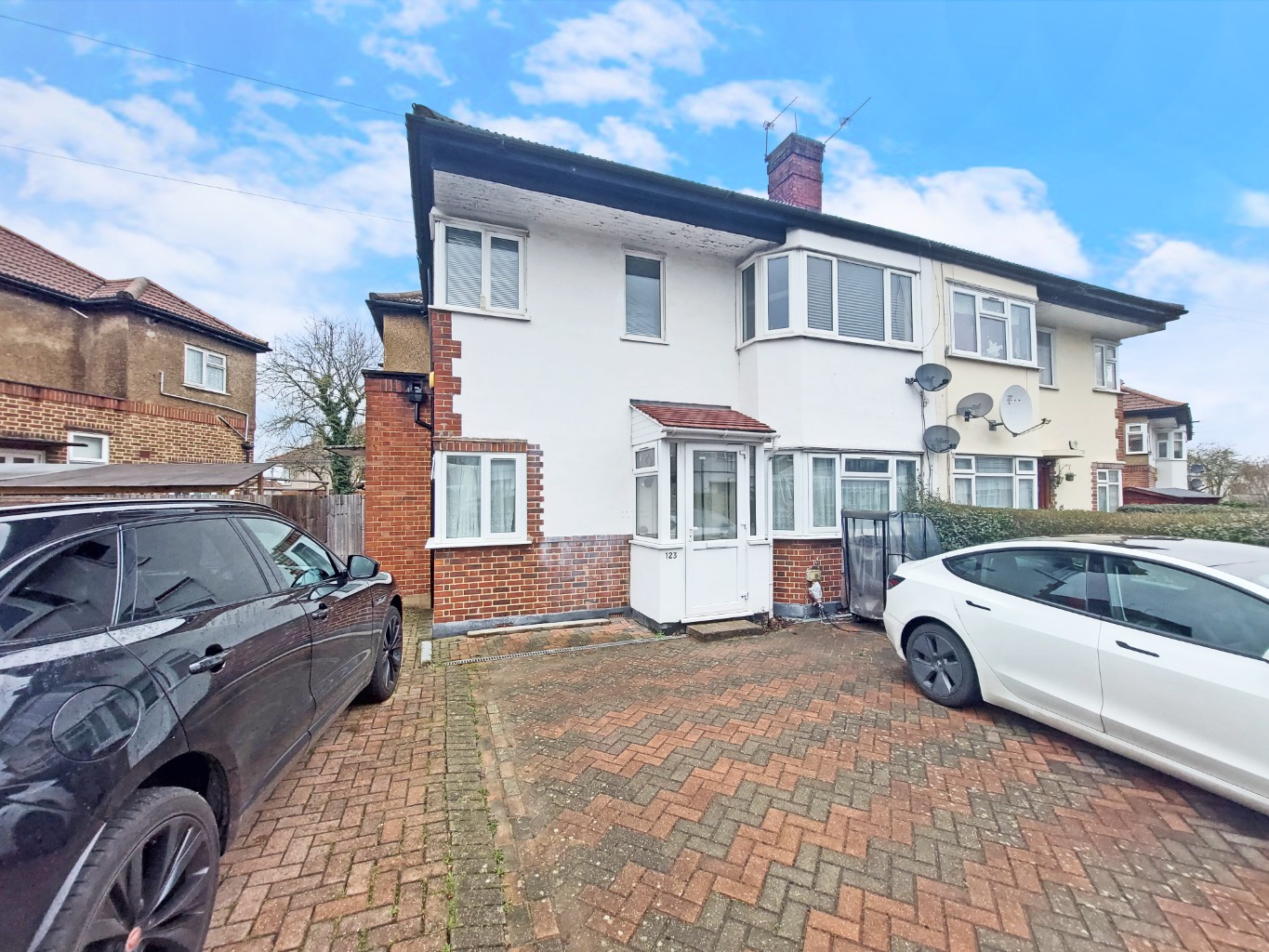 A  two bedroom first floor maisonette, with 2 car parking , garden and 926 year lease. Chain free