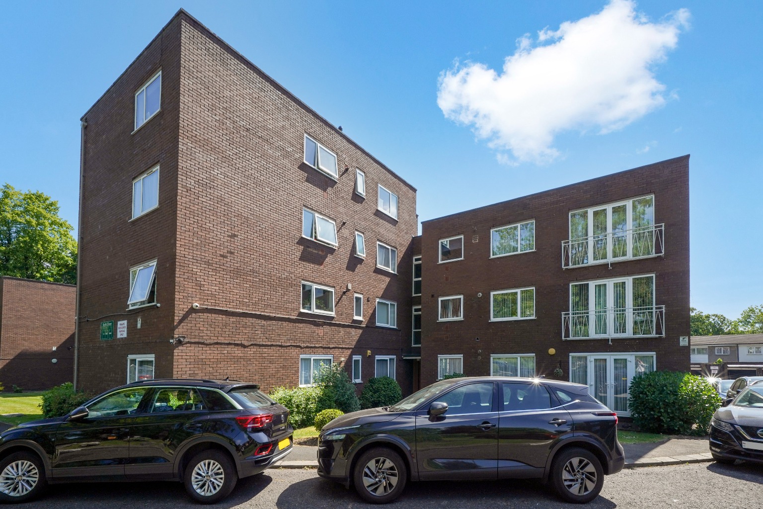 Spacious Ground Floor Apartment in Desirable Chesswood Way Spacious Ground Floor Apartment in Desirable Chesswood Way