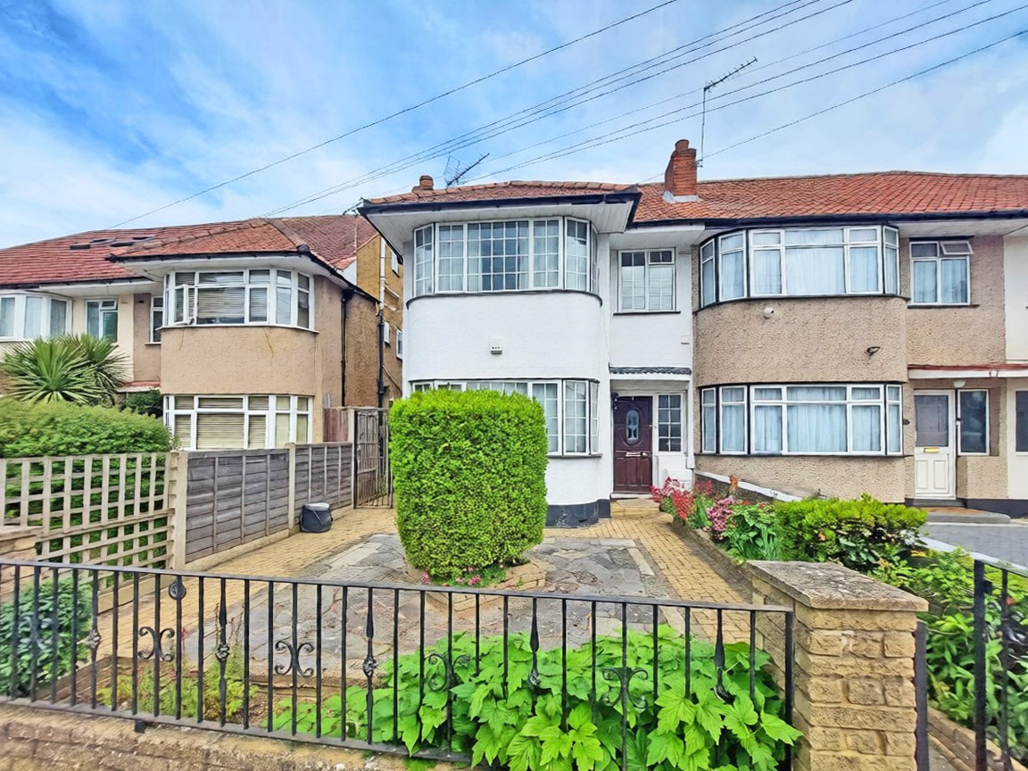 3 bedroom end of terrace, set on a quiet cul-de-sac, with extended accommodation. Chain free sale. 3 bedroom end of terrace, set on a quiet cul-de-sac, with extended accommodation. Chain free sale.