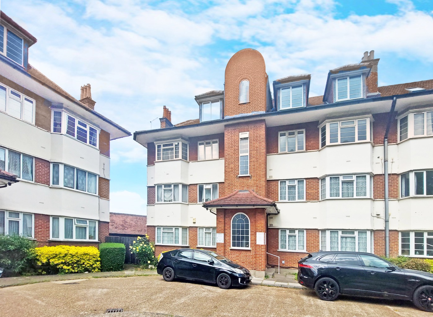 A contemporary two bedroom apartment presented in good order. 900 year lease, chain free sale. A contemporary two bedroom apartment presented in good order. 900 year lease, chain free sale.
