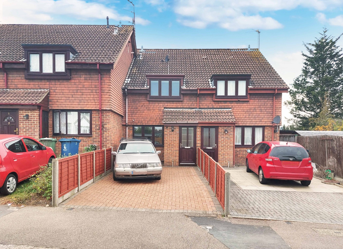 A rarely available one double bedroom freehold house with a private driveway. Chain free A rarely available one double bedroom freehold house with a private driveway. Chain free