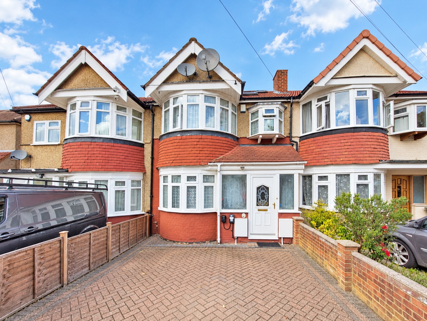An extended , modern family home with 4 bedrooms & 2 bathrooms, set in a prime Rayners Lane location An extended , modern family home with 4 bedrooms & 2 bathrooms, set in a prime Rayners Lane location