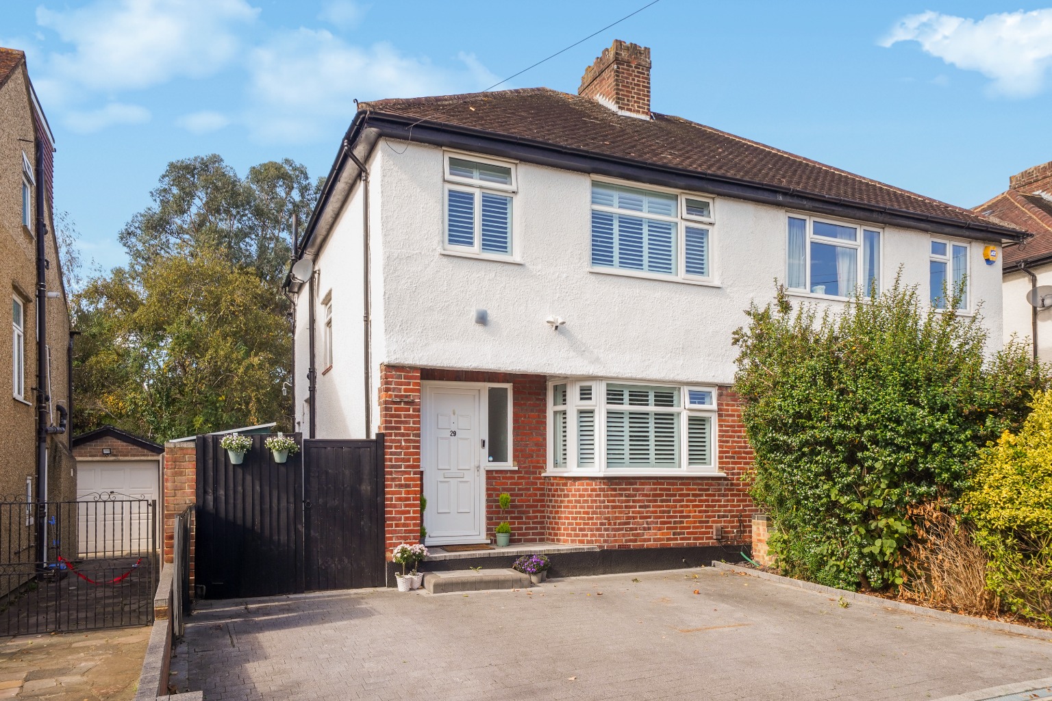 Charming 3-Bed Pinner Home: Vacant, Chain-Free & Ready to Move In Charming 3-Bed Pinner Home: Vacant, Chain-Free & Ready to Move In