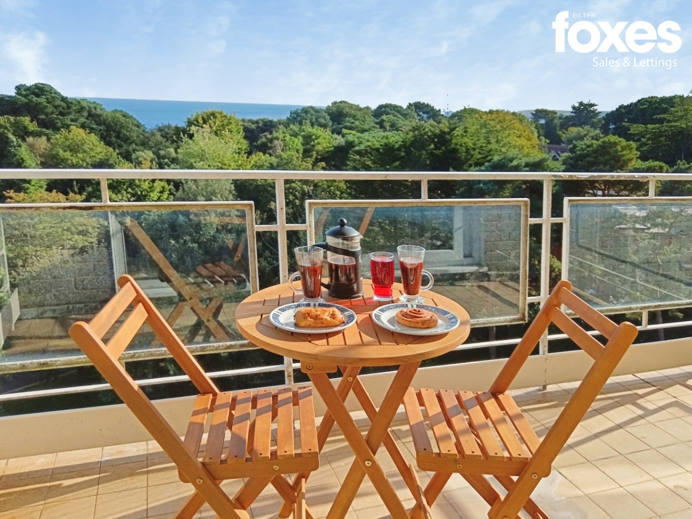 A spacious two double bedroom apartment with simply stunning sea views