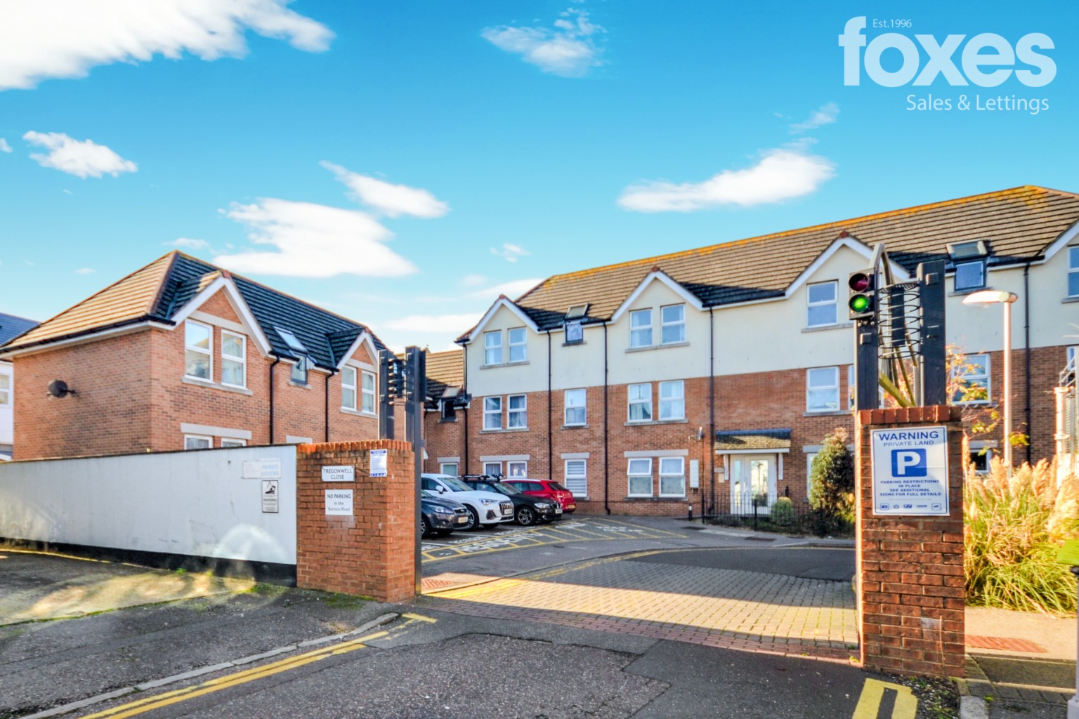 Stylish Two Double Bedroom Apartment in Central Gated Development