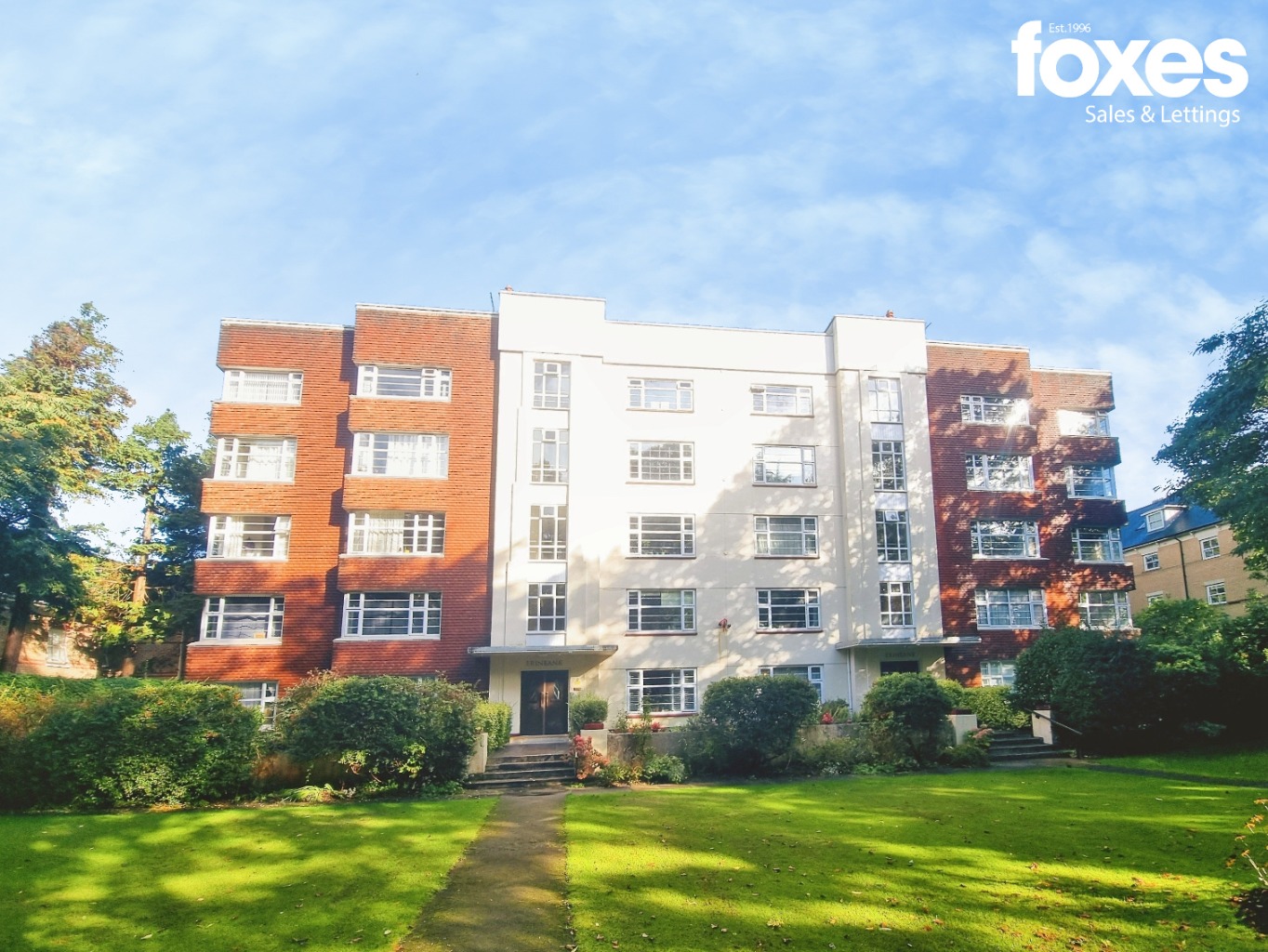 Top Floor Apartment with Large Garage, Close to Clifftop & Town