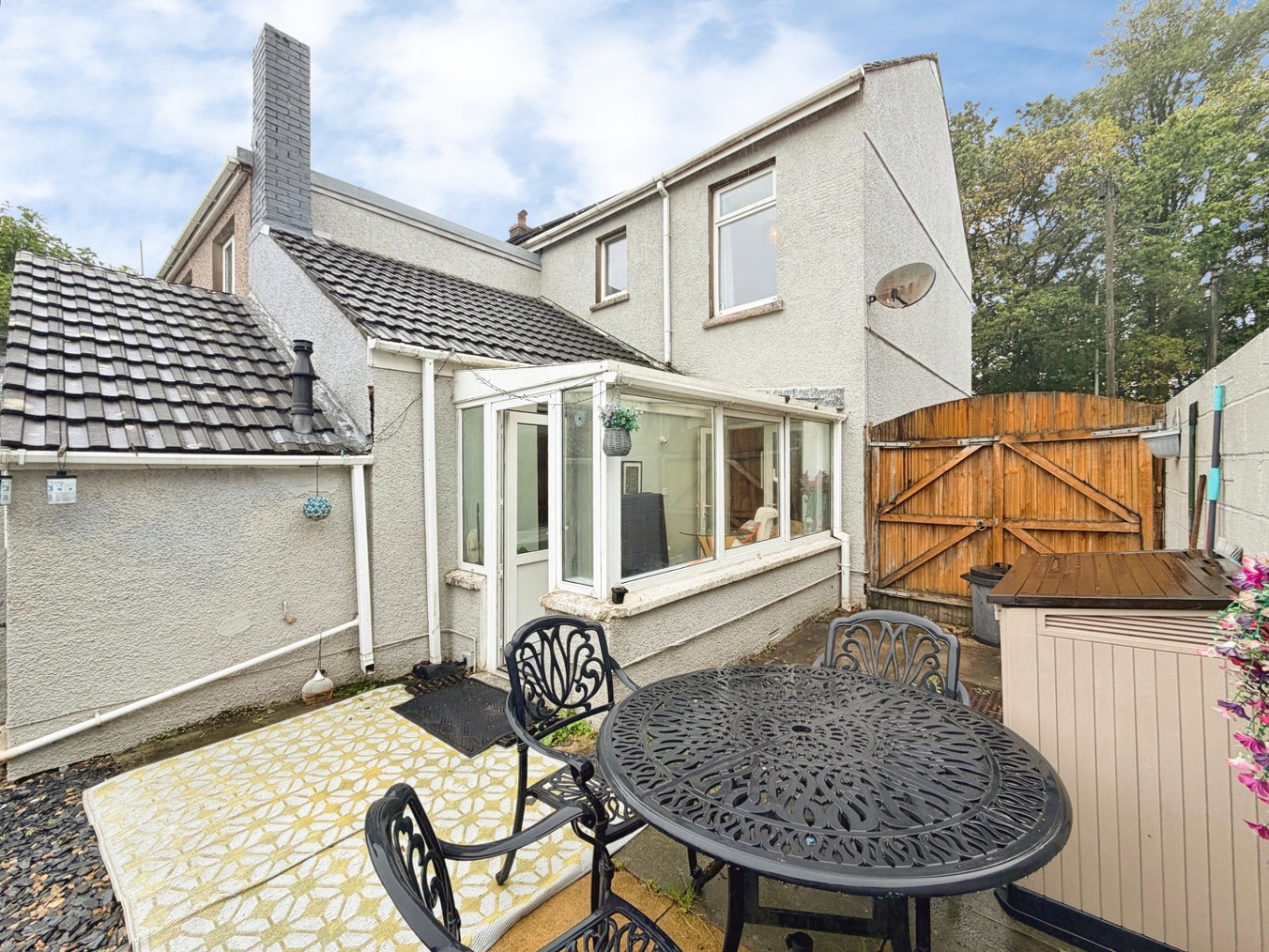 Pontardulais Road, Llangennech, Llanelli, Carmarthenshire, SA14 8YE