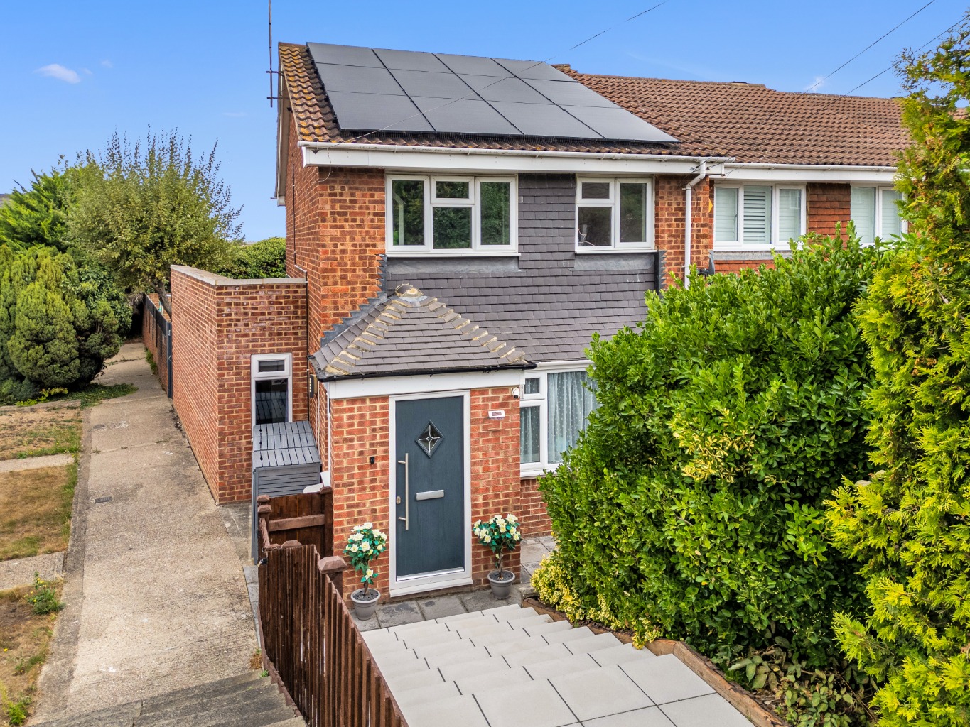 Four Bedroom End of Terrace House