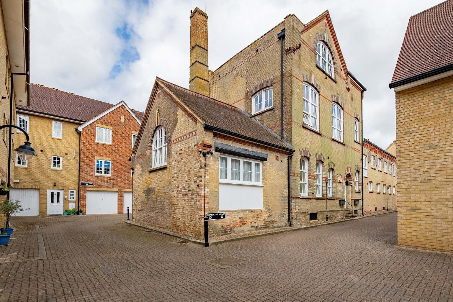A RARE EXQUISITE HOME IN PERFECT CONDITION *** GUIDE PRICE £300,00 - £325,000 ***