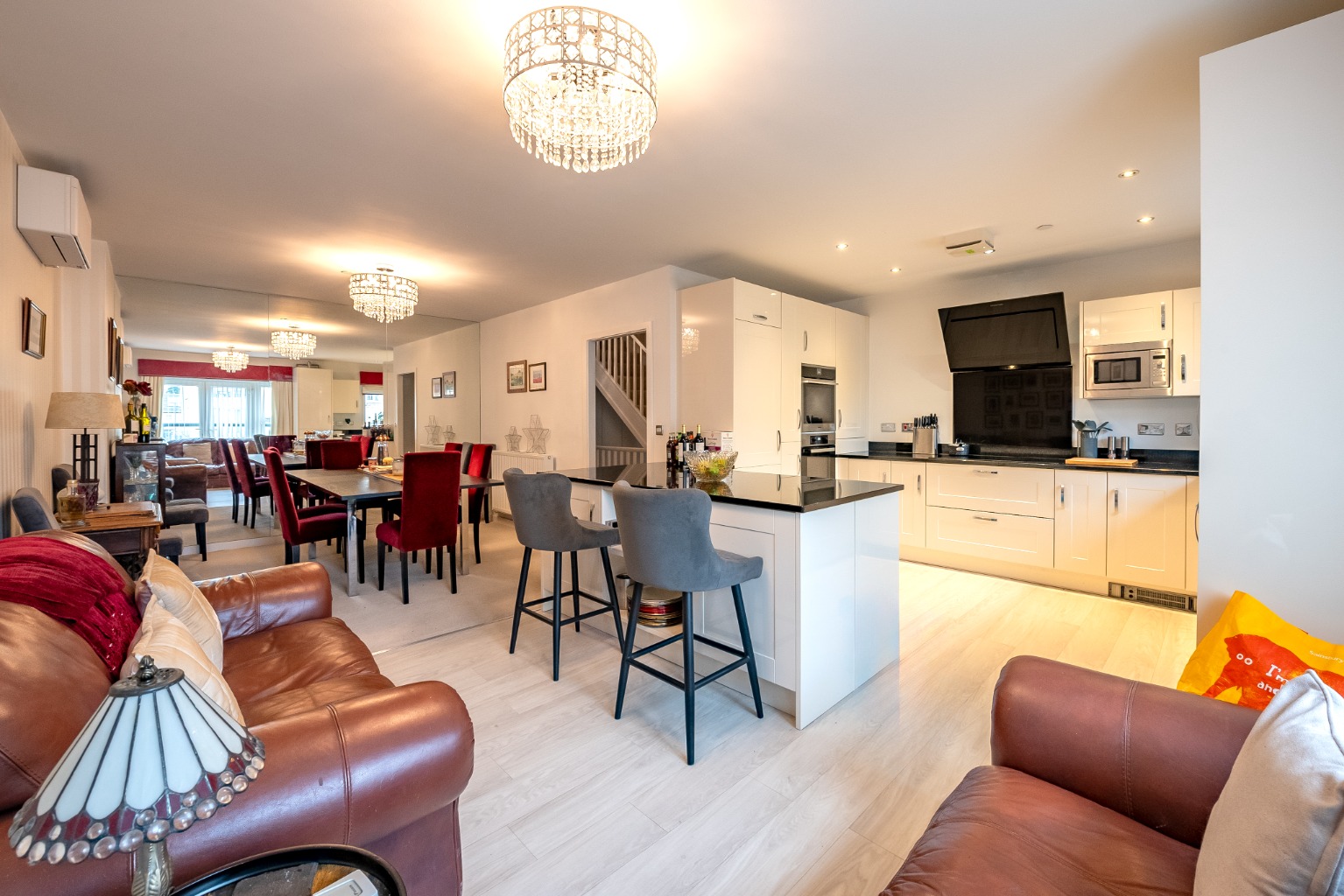 PICTURESQUE RIVER VIEWS, EXCEPTIONAL ENTERTAINING SPACE AND A PRIVATE WRAPAROUND SUN TERRACE Property image 2