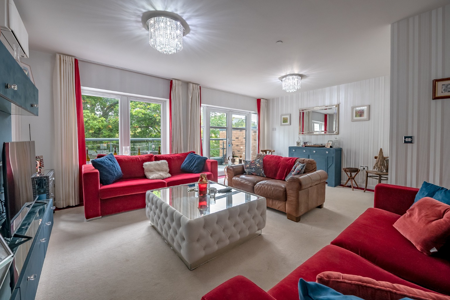 PICTURESQUE RIVER VIEWS, EXCEPTIONAL ENTERTAINING SPACE AND A PRIVATE WRAPAROUND SUN TERRACE Property image 3