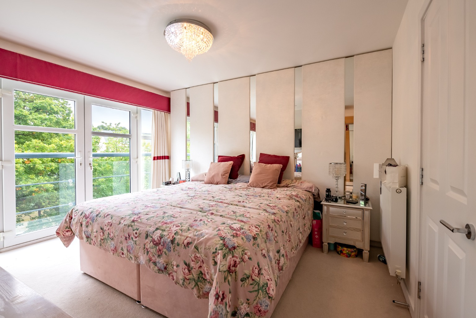 PICTURESQUE RIVER VIEWS, EXCEPTIONAL ENTERTAINING SPACE AND A PRIVATE WRAPAROUND SUN TERRACE Property image 6