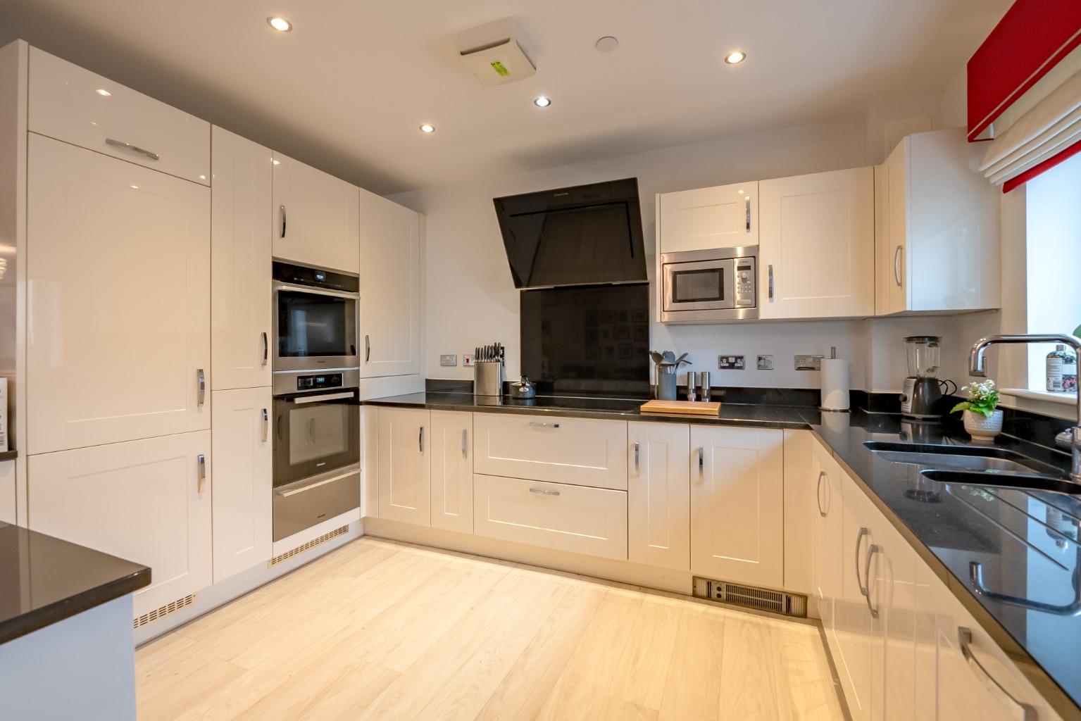 PICTURESQUE RIVER VIEWS, EXCEPTIONAL ENTERTAINING SPACE AND A PRIVATE WRAPAROUND SUN TERRACE Property image 4