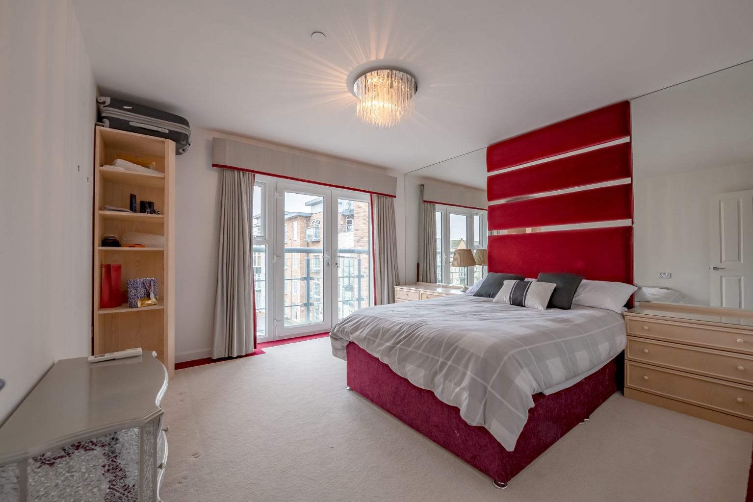 PICTURESQUE RIVER VIEWS, EXCEPTIONAL ENTERTAINING SPACE AND A PRIVATE WRAPAROUND SUN TERRACE Property image 12