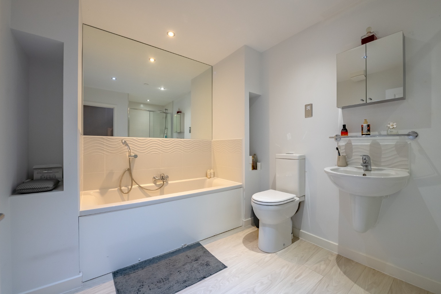 PICTURESQUE RIVER VIEWS, EXCEPTIONAL ENTERTAINING SPACE AND A PRIVATE WRAPAROUND SUN TERRACE Property image 11