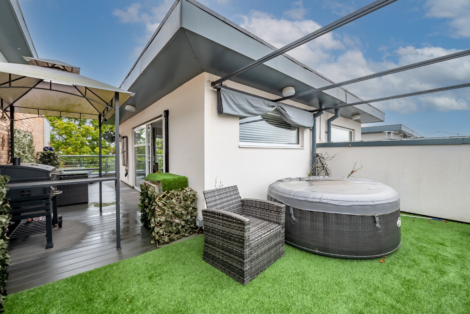 PICTURESQUE RIVER VIEWS, EXCEPTIONAL ENTERTAINING SPACE AND A PRIVATE WRAPAROUND SUN TERRACE Property image 15