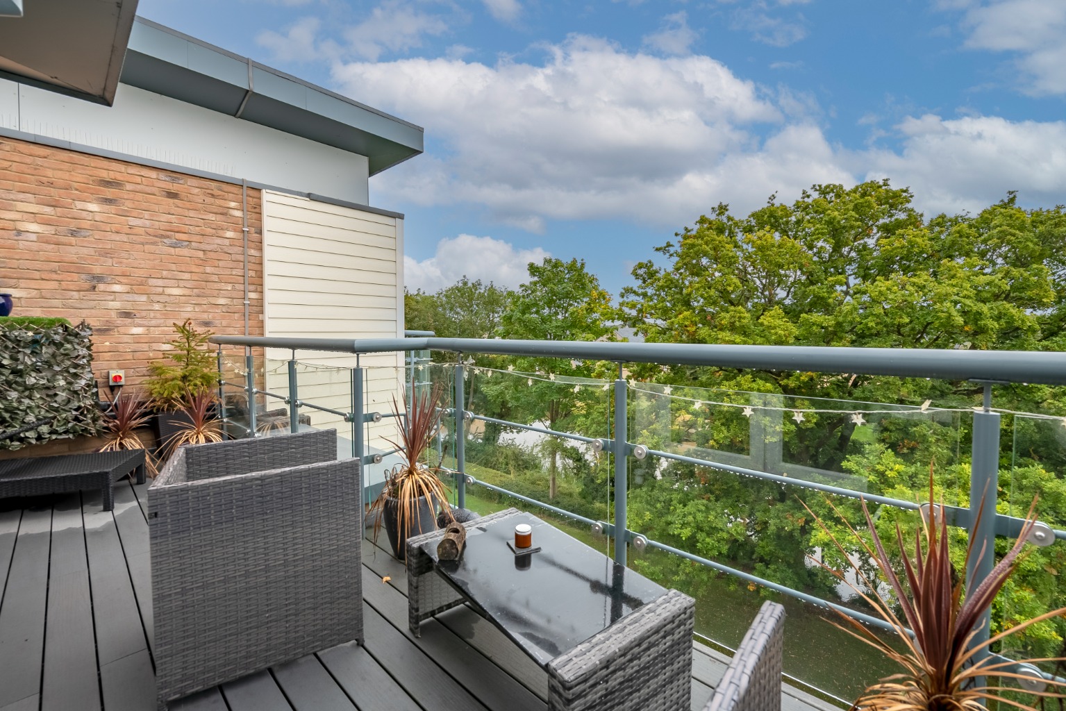 PICTURESQUE RIVER VIEWS, EXCEPTIONAL ENTERTAINING SPACE AND A PRIVATE WRAPAROUND SUN TERRACE Property image 16