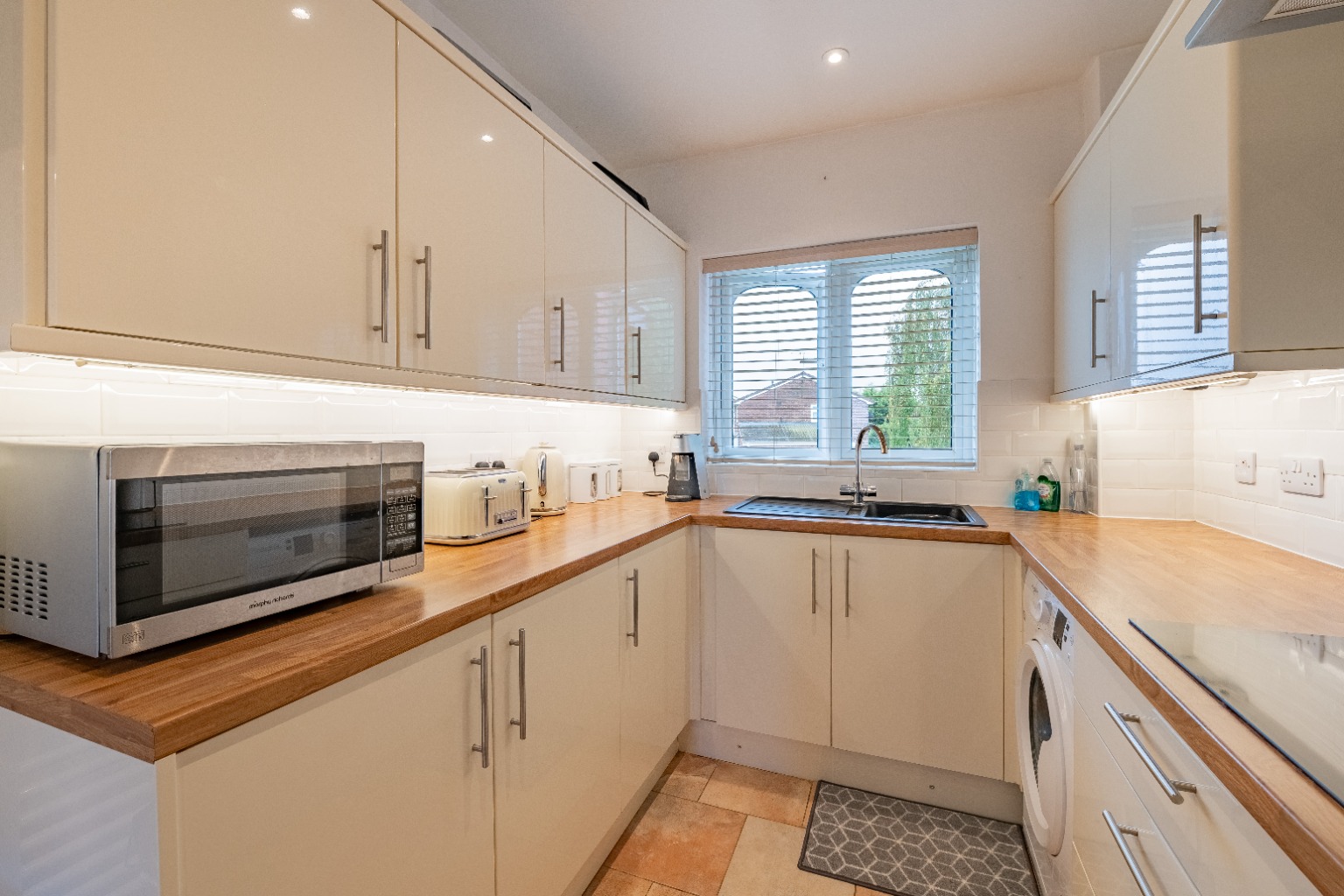 Spacious One-Bedroom Apartment in Andrew Road, Prime Location Property image 3