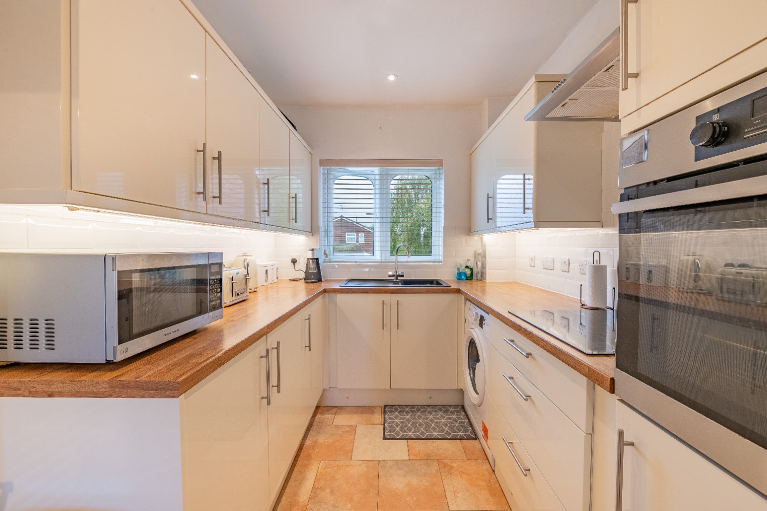 Spacious One-Bedroom Apartment in Andrew Road, Prime Location Property image 2
